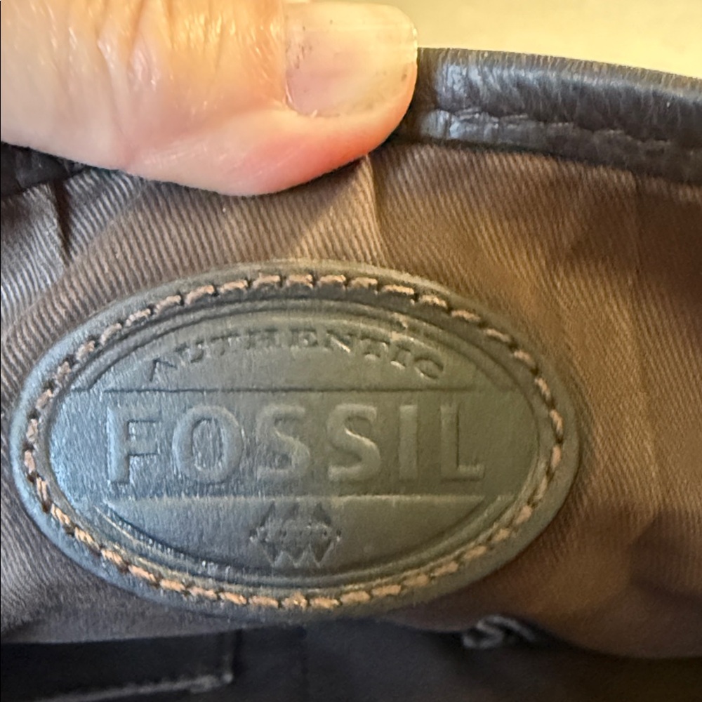 Fossil Brown Leather Vintage Messenger Bag with Dark Trim - Picture 8 of 16